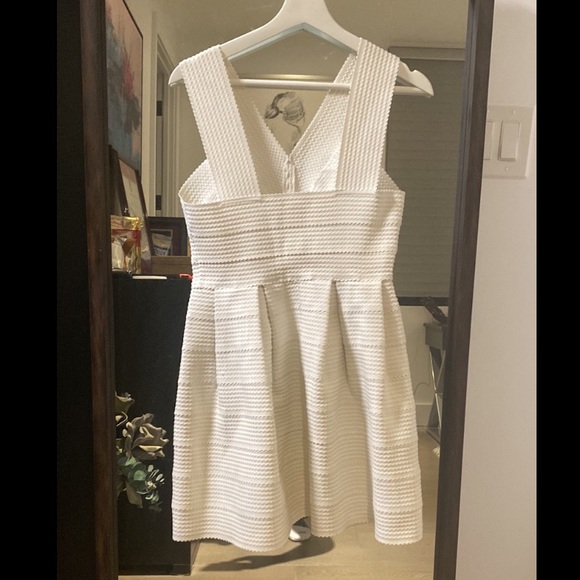 White bandage v neck dress. Great for banquet, cocktail, events, etc. - Picture 3 of 3